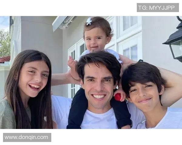 足球明星卡卡女儿甜美瞬间曝光引发网友热议与喜爱