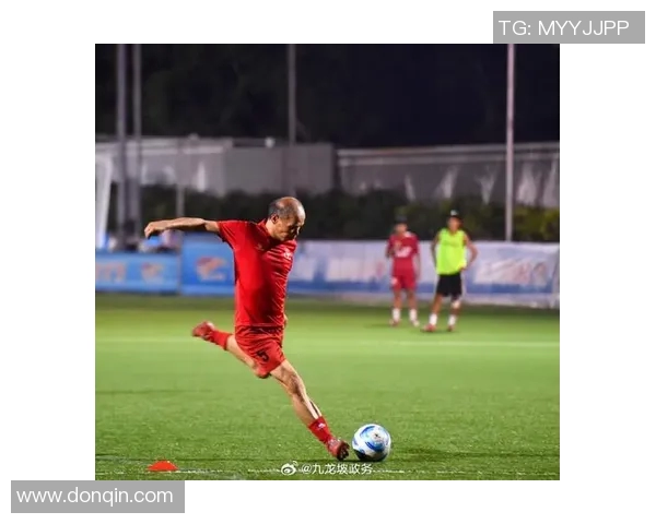 足球明星在野球场尽情挥洒汗水的精彩瞬间与动人场景