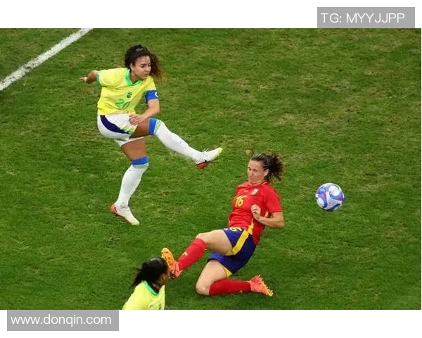 舞动绿茵场的足球明星女孩展现最炫舞姿与激情足球的完美结合